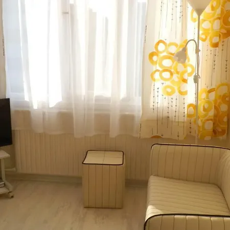 Snug Near Airport And Metro Apartament *